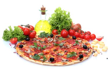 lezzetli pizza ve sebzeler üzerinde beyaz izole