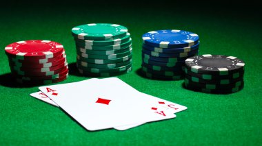 kartları ve yeşil masada Poker fişleri
