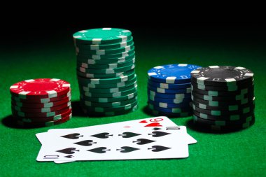 kartları ve yeşil masada Poker fişleri