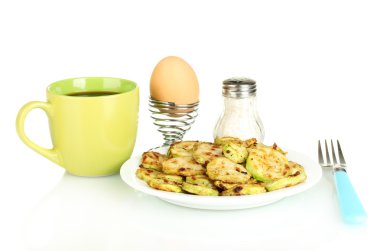 yumurta ve kahve üzerine beyaz izole kahvaltı için kızarmış kabak