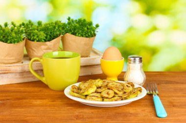 yumurta ve kahve yeşil zemin üzerine ahşap masa günü kahvaltıda kızarmış kabak