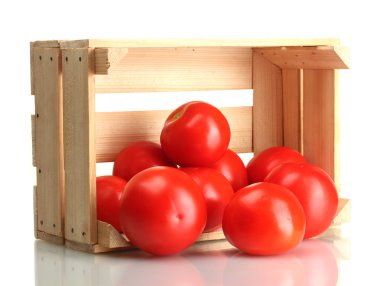Ahşap kutusunda üzerinde beyaz izole kırmızı olgun domates
