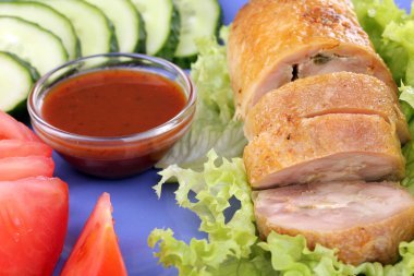 smakelijke vlees kotelet met garnituur op plaat close-up