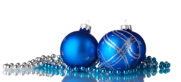 Bolas azules de Navidad aisladas sobre fondo blanco —  Fotos de Stock