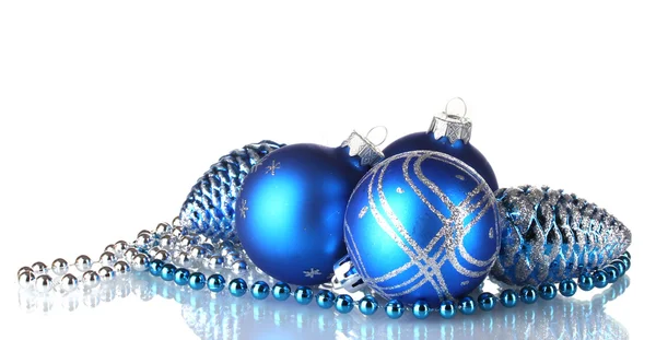 Modrý vánoční koule izolovaných na bílém pozadí — Stock fotografie