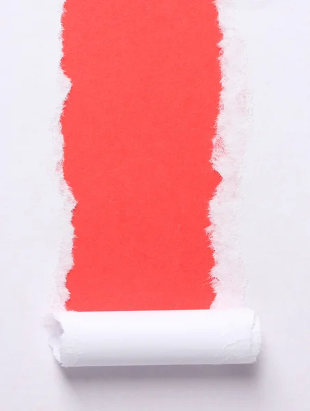 Порванная бумага с красным фоном — стоковое фото