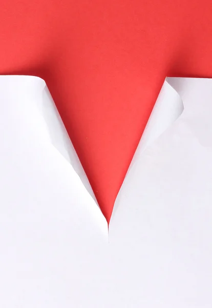 लाल पृष्ठभूमि के साथ टूटे हुए कागज — स्टॉक फ़ोटो, इमेज