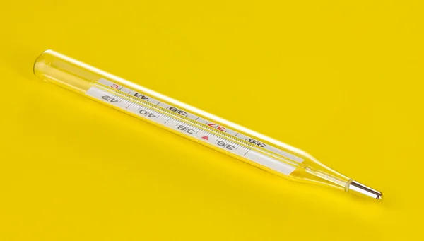 Termómetro sobre um fundo amarelo — Fotografia de Stock