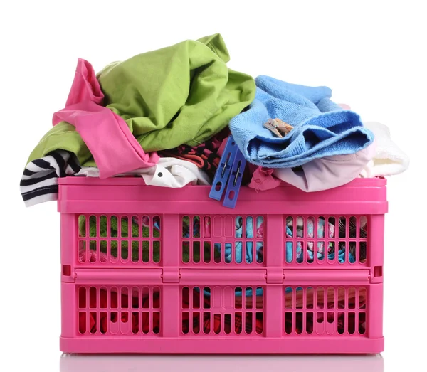 Одежда в розовой пластиковой корзине изолированы на белом — стоковое фото