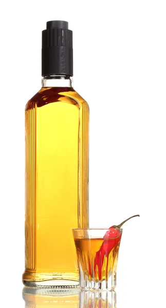Láhve a sklenice pepř vodky a červené chilli papričky izolované na bílém — Stock fotografie