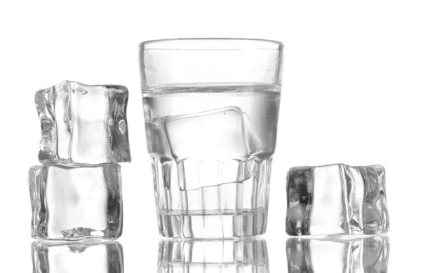 Verre de vodka avec glace isolée sur blanc — Photo