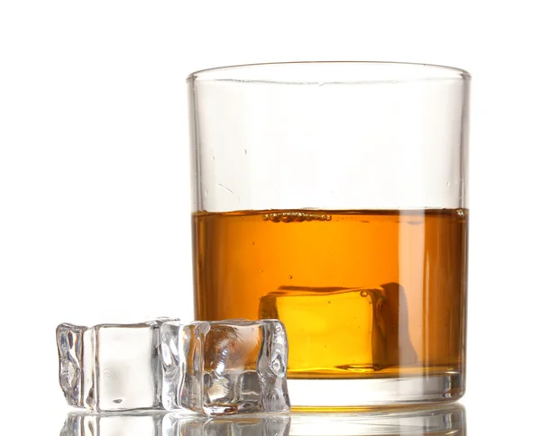 Verre de whisky et de glace isolé sur blanc — Photo