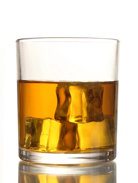 Bardak viski ve buz üzerinde beyaz izole — Stok fotoğraf