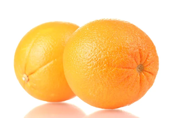 Due arance mature isolate su bianco — Foto Stock