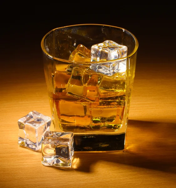 Verre de whisky écossais et glace sur table en bois — Photo