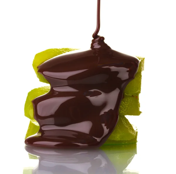 Rijp kiwi met chocolade op wit wordt geïsoleerd — Stockfoto