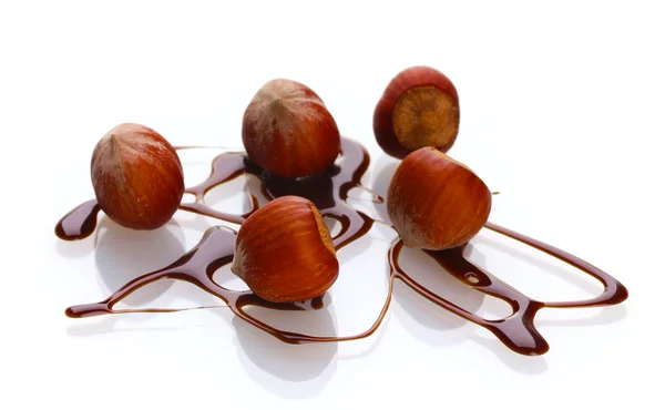 Delizioso sciroppo di nocciole e cioccolato isolato su bianco — Foto Stock