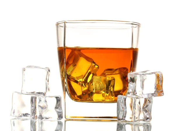 スコッチ ウイスキーと白で隔離される氷のグラス — ストック写真