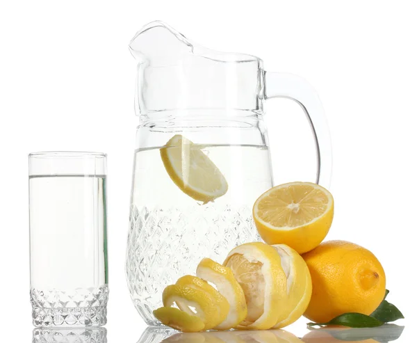 Jarra y vaso de limonada y limones aislados sobre blanco —  Fotos de Stock