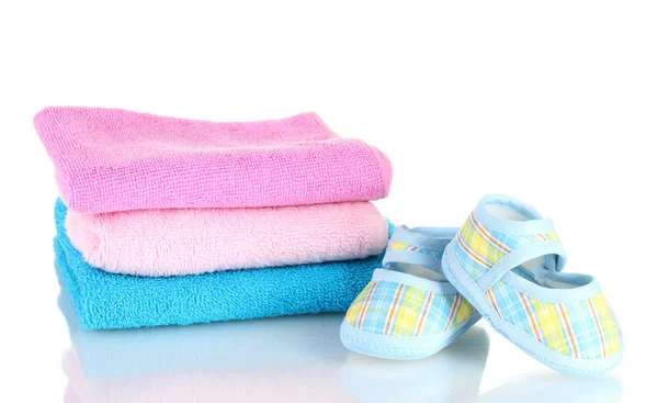 Blue baby booties and three colorful towels isolated on white — Stockfoto