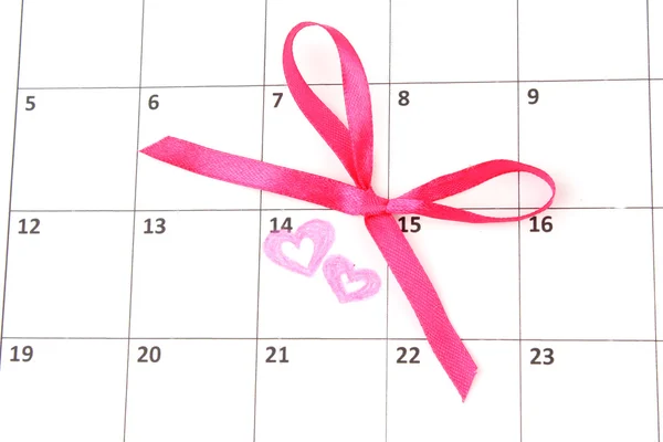Календарь страницы с сердцами и поклон на День Святого Валентина — стоковое фото