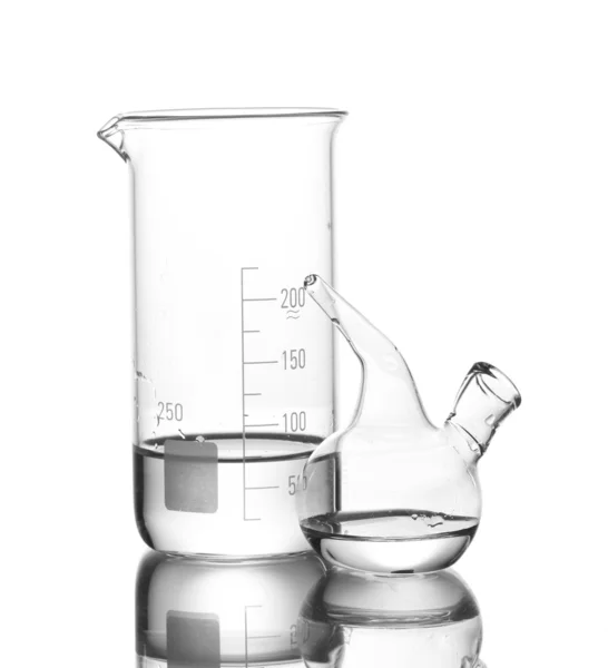 Vaso de precipitados y cuentagotas de Schuster con agua y reflexión aislados en blanco —  Fotos de Stock