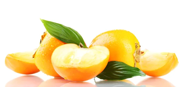 Aptitretande sharonfrukt med droppar och lämnar isolerad på vit — Stockfoto