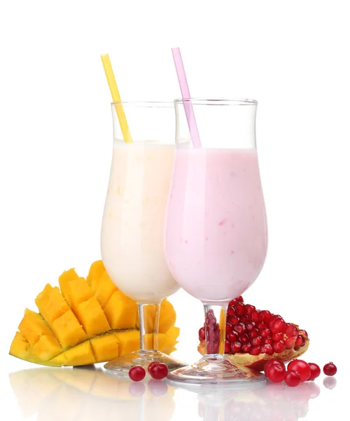 Mléčné koktejly s ovocem izolovaných na bílém — Stock fotografie