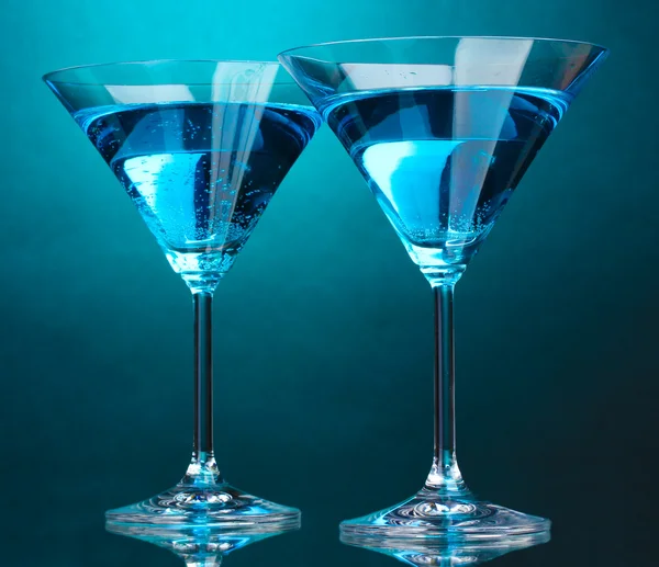 Blue cocktail in martini glasses on blue background — Stock Photo, Image