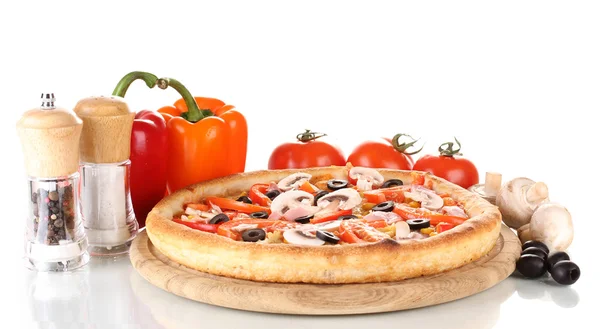 Pizza aromática con verduras y champiñones aislados sobre blanco —  Fotos de Stock