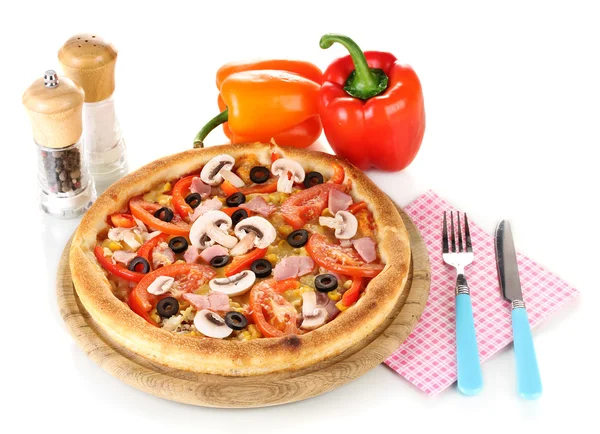 Aromatische Pizza mit Gemüse isoliert auf weiß — Stockfoto