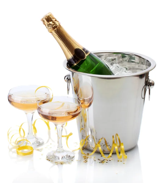 Botella de champán en cubo con hielo y copas de champán, aislada en blanco —  Fotos de Stock