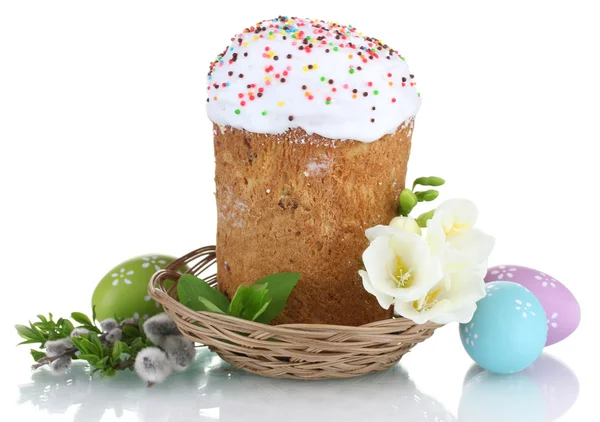 Piękny tort Wielkanoc w kosz, kolorowe jajka i kwiaty na białym tle — Zdjęcie stockowe