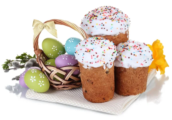 Vackra påsk tårtor, färgglada ägg i korgen och blommor isolerad på vit — Stockfoto