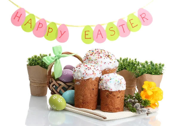 Hermosos pasteles de Pascua, huevos coloridos en cesta y ramitas de sauce-coño aislados en blanco — Foto de Stock