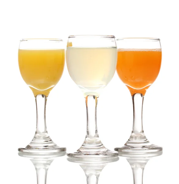 Тропические соки в стаканах изолированы на белом — стоковое фото