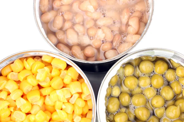 打开隔离在白色的玉米、 大豆和豌豆特写锡罐 — 图库照片