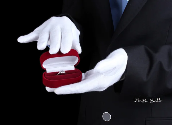 Las manos del hombre sosteniendo el anillo en caja —  Fotos de Stock
