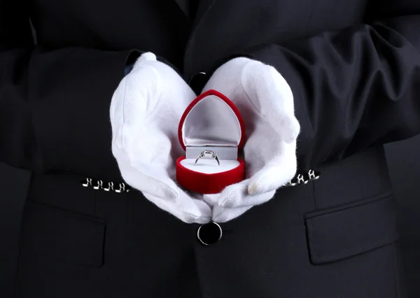 Мужские руки держат кольцо в коробке — стоковое фото