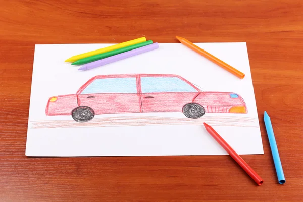 Barns teckning av röda bilen och pennor på trä bakgrund — Stockfoto