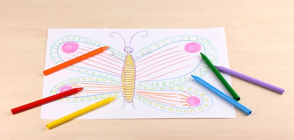 Dessin d'enfants de papillon et crayons sur fond en bois — Photo