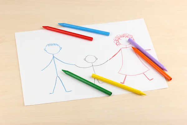Dibujo infantil de familia y lápices sobre fondo de madera —  Fotos de Stock