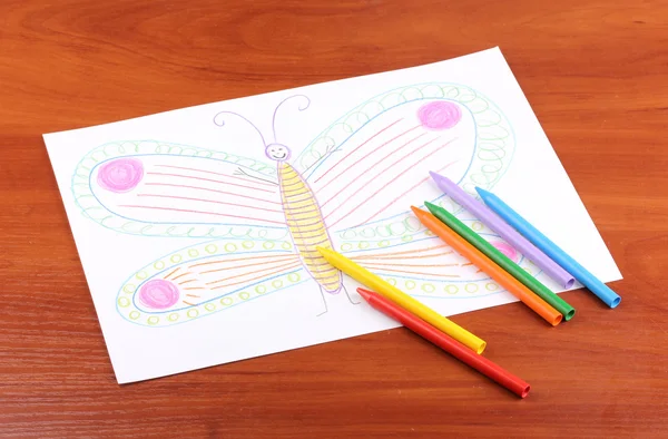 Desenho infantil de borboleta e lápis sobre fundo de madeira — Fotografia de Stock
