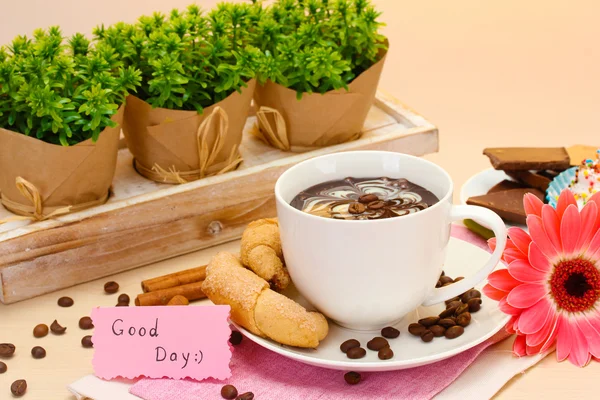 나무 테이블에 컵 커피 및 gerbera 콩, 계 피 스틱 — 스톡 사진