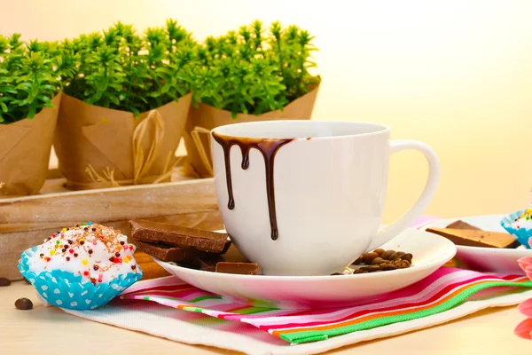 Taza sucia de café y granos de gerberas, palitos de canela en la mesa de madera — Foto de Stock
