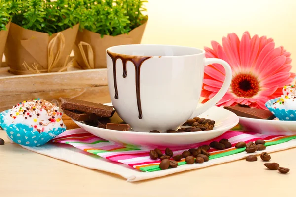 Tazza sporca di caffè e gerbera, bastoncini di cannella sul tavolo di legno — Foto Stock