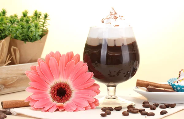 Verre de café cocktail et gerbera fleur sur table en bois — Photo