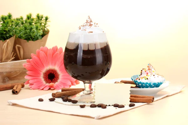Склянка кавового коктейлю і квітки гербери на дерев'яному столі — стокове фото