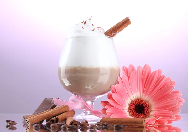 Kieliszek kawa koktajl i gerbera kwiat na fioletowym tle — Zdjęcie stockowe