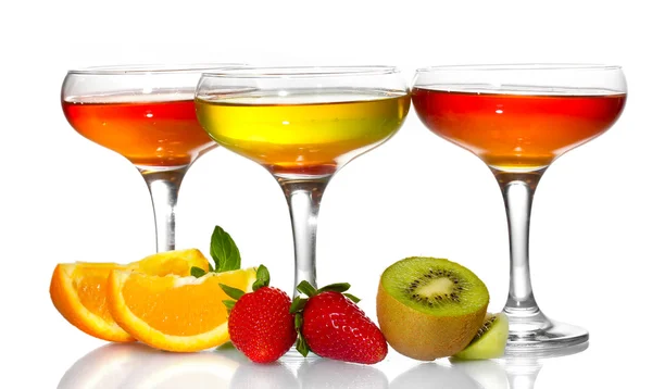 Gelatina de frutas en vasos y frutas aisladas en blanco —  Fotos de Stock